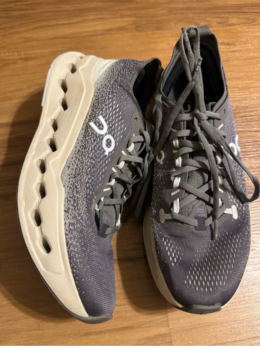 On Cloudsurfer Max running sneakers